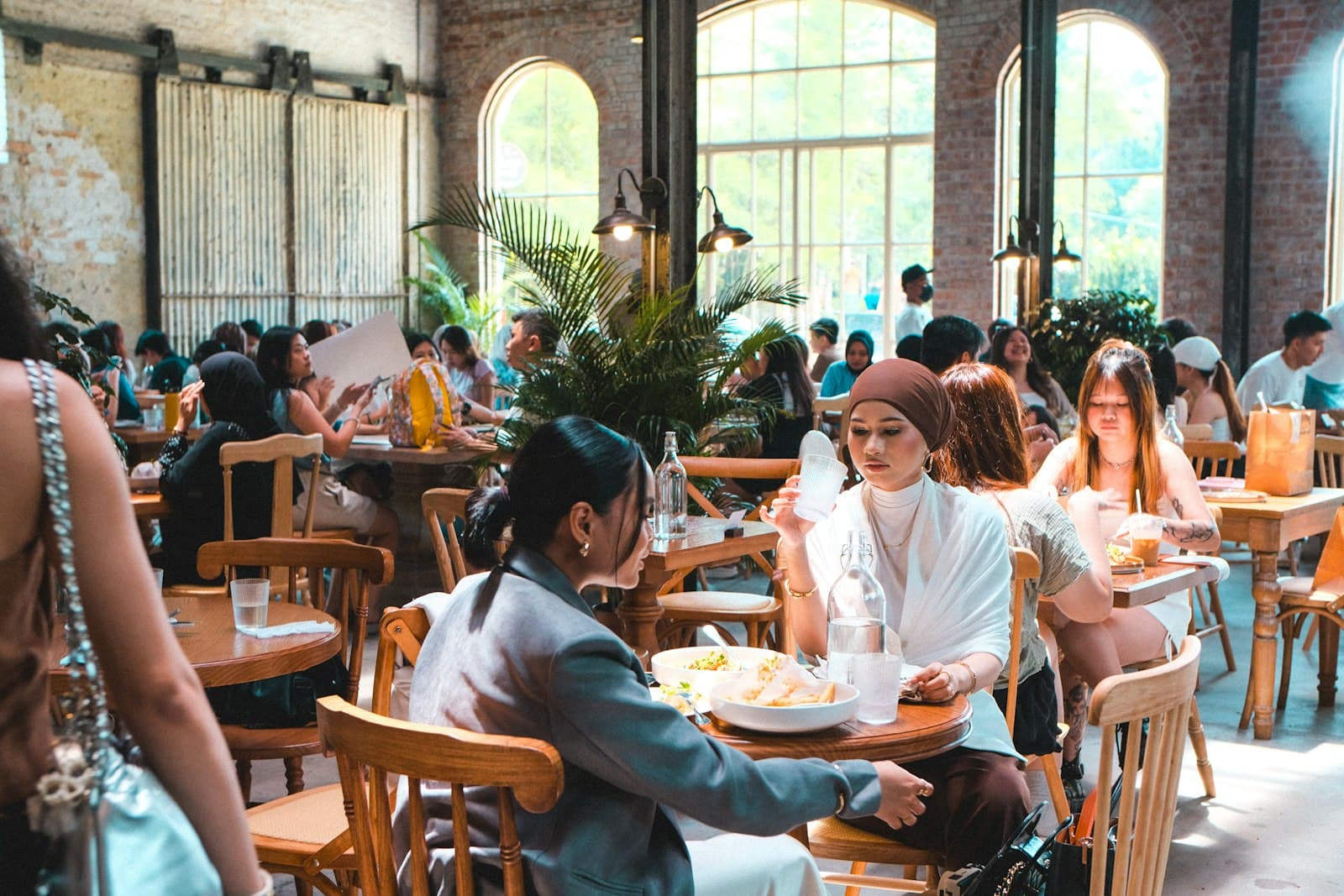 Külalisi täis kihav restoran